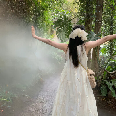 [氛围感女头]
“银烛秋光冷画屏，轻罗小扇扑流萤”