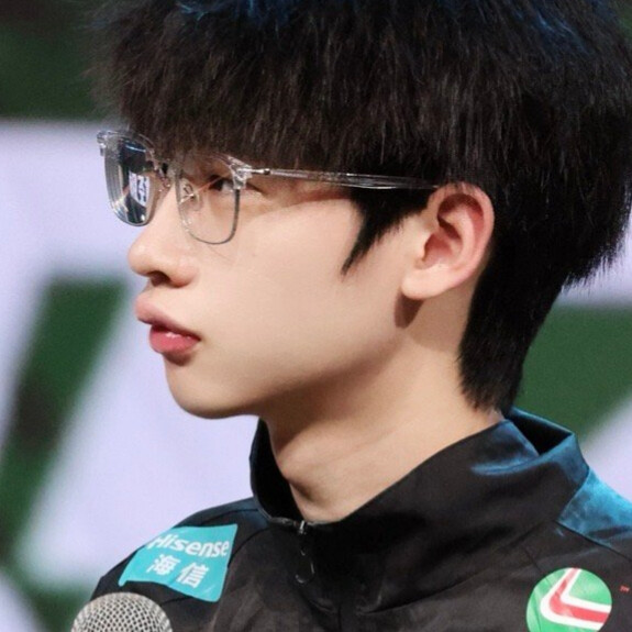 双手合十祈求幸福再降临