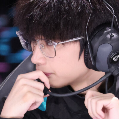 双手合十祈求幸福再降临