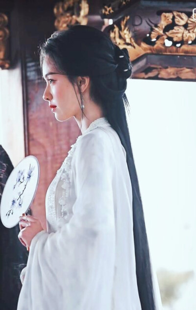 陈都灵｜清冷如谪仙，金焰耀凡尘
一笑天地暖，青莲绽芳华