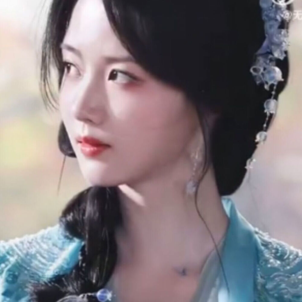 片片清香引碧空