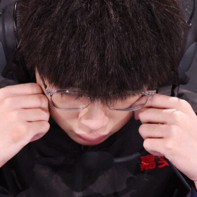 双手合十祈求幸福再降临