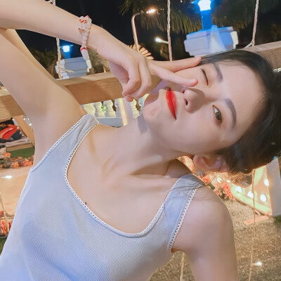 [氛围感女头]
“相思相见知何日，此时此夜难为情”