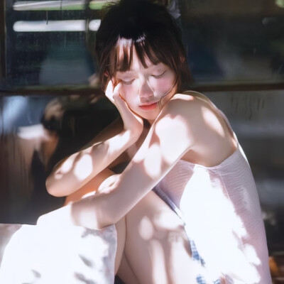 [氛围感女头]
“银烛秋光冷画屏，轻罗小扇扑流萤”