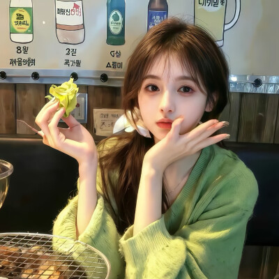 [氛围感女头]
“银烛秋光冷画屏，轻罗小扇扑流萤”