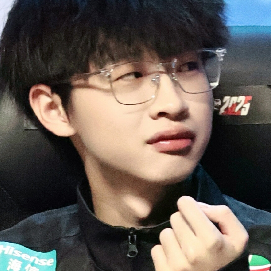 双手合十祈求幸福再降临