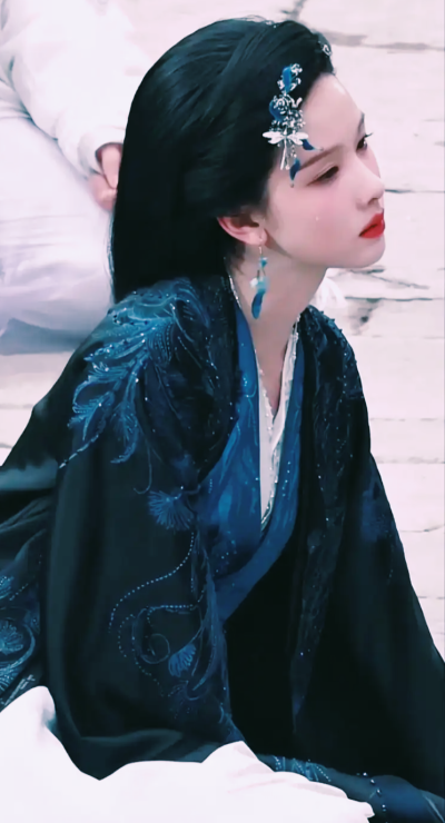 陈都灵｜清冷如谪仙，金焰耀凡尘
一笑天地暖，青莲绽芳华