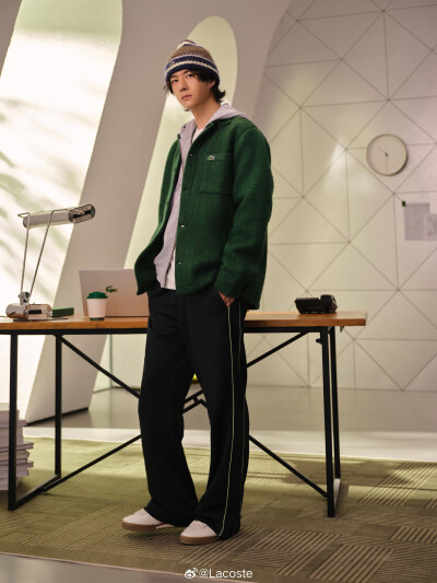 Lacoste：
#鳄鱼频道#
秋日叠穿公式
解锁 @UNIQ-王一博 的秋日造型，用法式休闲层次感，轻盈开启秋日自在瞬间，让日常更有型。
#LACOSTE2025秋冬系列# #LACOSTE品牌全球代言人王一博# ​​​
