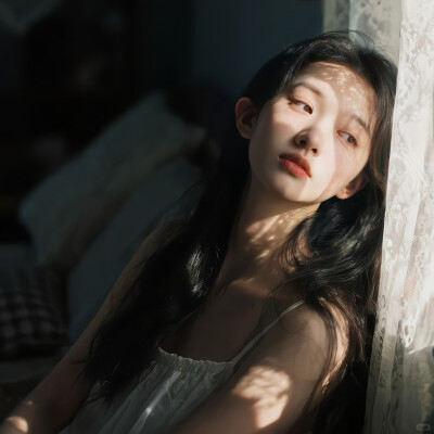 [氛围感女头]
“银烛秋光冷画屏，轻罗小扇扑流萤”