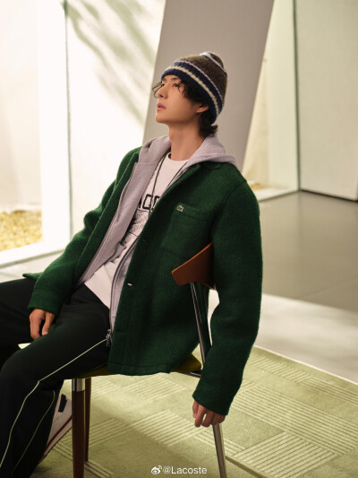 Lacoste：
#鳄鱼频道#
秋日叠穿公式
解锁 @UNIQ-王一博 的秋日造型，用法式休闲层次感，轻盈开启秋日自在瞬间，让日常更有型。
#LACOSTE2025秋冬系列# #LACOSTE品牌全球代言人王一博# ​​​