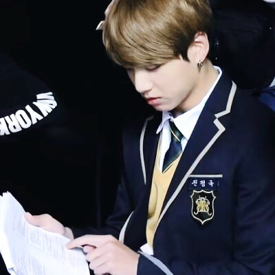 你的誓言回涩在冷色调的阴雨天