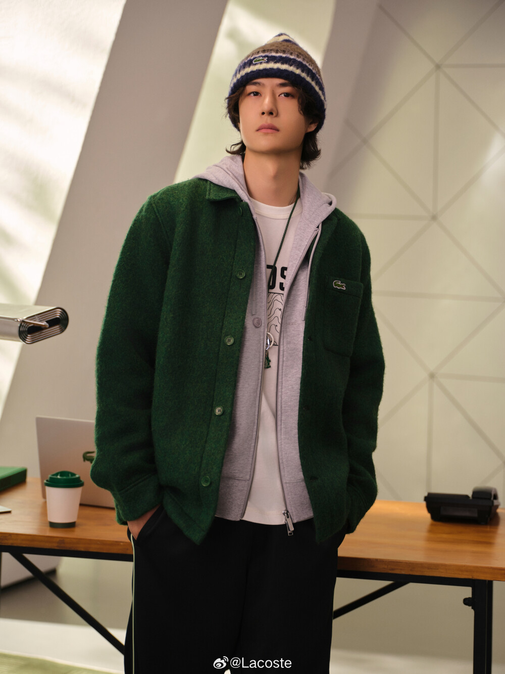 Lacoste：
#鳄鱼频道#
秋日叠穿公式
解锁 @UNIQ-王一博 的秋日造型，用法式休闲层次感，轻盈开启秋日自在瞬间，让日常更有型。
#LACOSTE2025秋冬系列# #LACOSTE品牌全球代言人王一博# ​​​