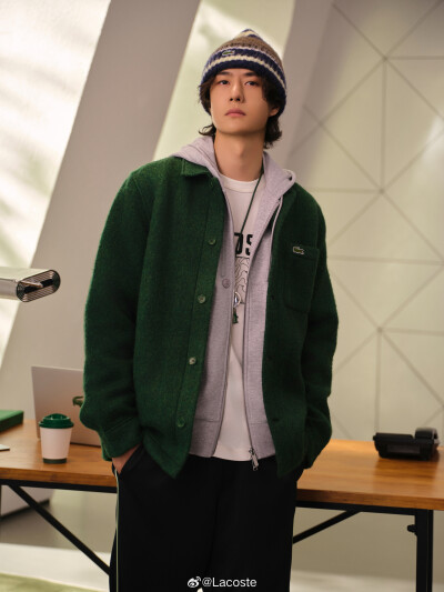 Lacoste：
#鳄鱼频道#
秋日叠穿公式
解锁 @UNIQ-王一博 的秋日造型，用法式休闲层次感，轻盈开启秋日自在瞬间，让日常更有型。
#LACOSTE2025秋冬系列# #LACOSTE品牌全球代言人王一博# ​​​