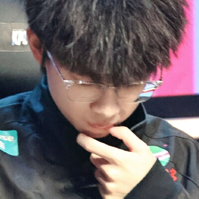 双手合十祈求幸福再降临