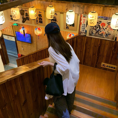 [氛围感女头]
“银烛秋光冷画屏，轻罗小扇扑流萤”