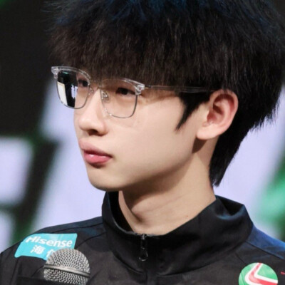 双手合十祈求幸福再降临