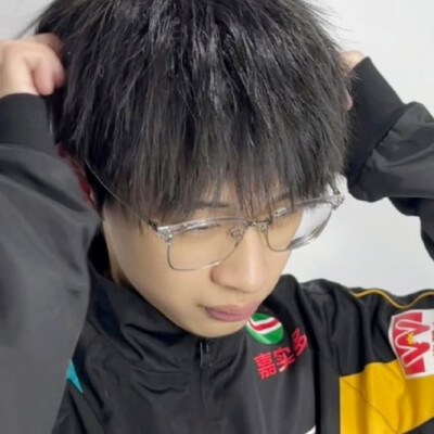 双手合十祈求幸福再降临