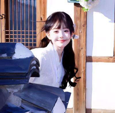 [氛围感女头]
“银烛秋光冷画屏，轻罗小扇扑流萤”