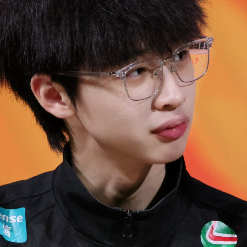 双手合十祈求幸福再降临