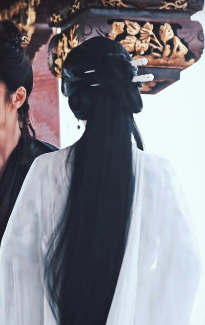 陈都灵｜清冷如谪仙，金焰耀凡尘
一笑天地暖，青莲绽芳华