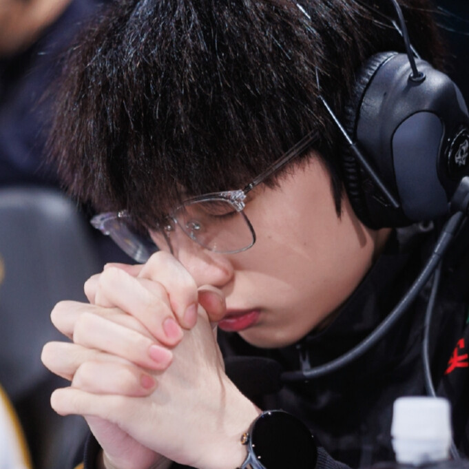 双手合十祈求幸福再降临