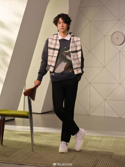 Lacoste：
#鳄鱼频道#
藏在毛衣里的秋日松弛感
捕捉 @UNIQ-王一博 的秋日柔和气息，质感纹理钩织玩趣印花，拥抱秋日暖意，打造不刻意的随性慵懒。
#LACOSTE2025秋冬系列# #LACOSTE品牌全球代言人王一博#