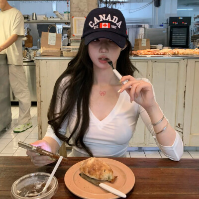 女