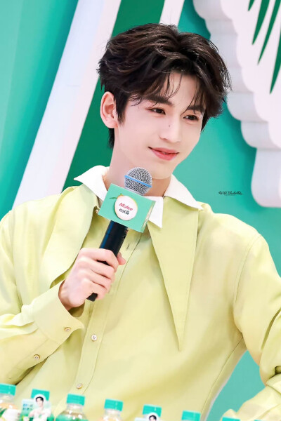 cr.WildBluebell·张凌赫