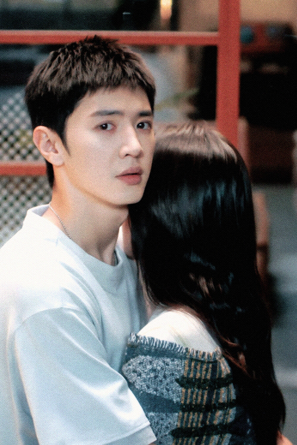 白色橄榄树
喜欢瓒冉的拥抱
像两座孤岛缓缓倾斜
海床托起相触的刹那
cr.@与山烬