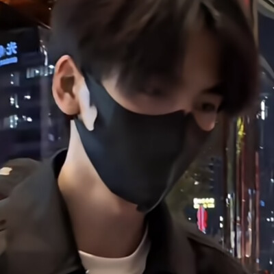 ，