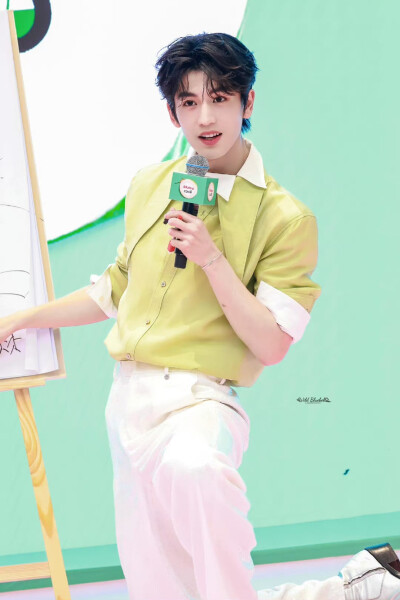 cr.WildBluebell·张凌赫