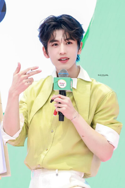 cr.WildBluebell·张凌赫