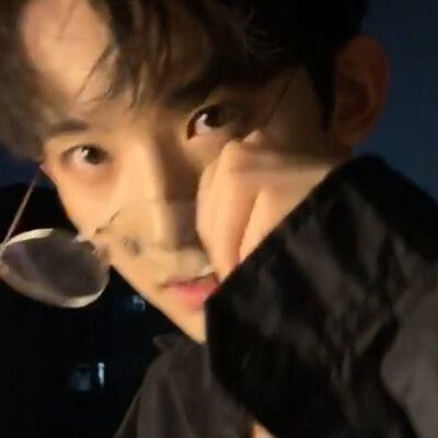 一组眼镜男