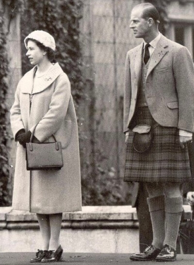 1958年，在巴尔莫勒尔堡
伊丽莎白女王和菲利普亲王