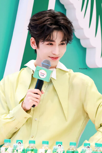 cr.WildBluebell·张凌赫