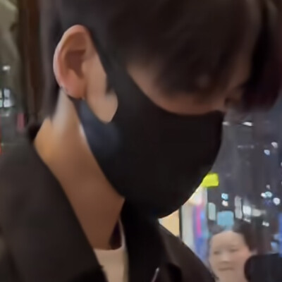 ，