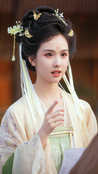 陈都灵｜妮娜少女羞，岁月乐无愁。