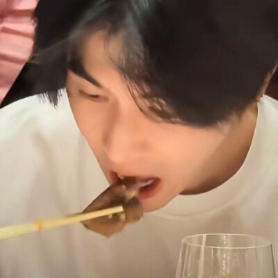 有一个宝宝正在享用他的美食