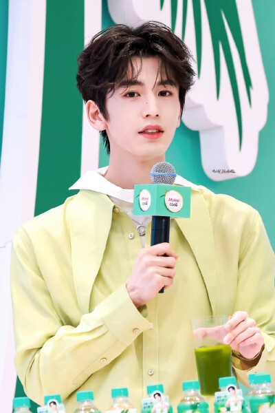 cr.WildBluebell·张凌赫