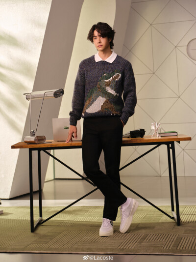 Lacoste：
#鳄鱼频道#
藏在毛衣里的秋日松弛感
捕捉 @UNIQ-王一博 的秋日柔和气息，质感纹理钩织玩趣印花，拥抱秋日暖意，打造不刻意的随性慵懒。
#LACOSTE2025秋冬系列# #LACOSTE品牌全球代言人王一博#