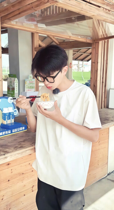 小何