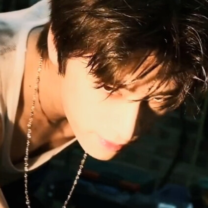 此时一位马姓男大无法保持苹果肌扁平