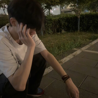 人与人之间是一场仓促的骤雨 很久以后还是划在玻璃上的雨痕