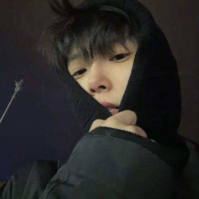 人与人之间是一场仓促的骤雨 很久以后还是划在玻璃上的雨痕