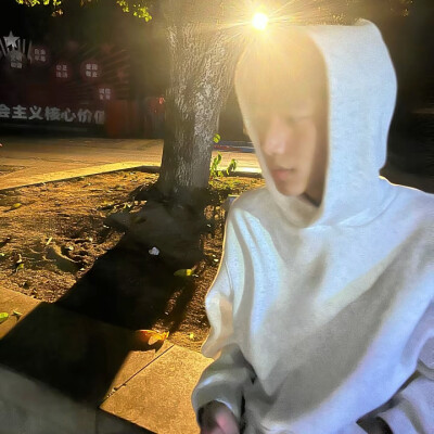 人与人之间是一场仓促的骤雨 很久以后还是划在玻璃上的雨痕