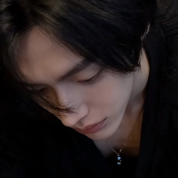 对着头上朦胧月光