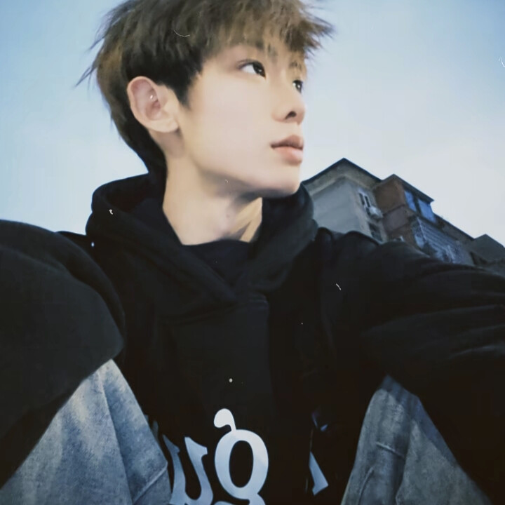 人与人之间是一场仓促的骤雨 很久以后还是划在玻璃上的雨痕