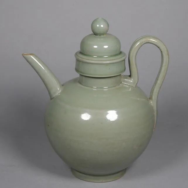 五代 越窑青釉宝珠钮带盖执壶
观复博物馆藏
