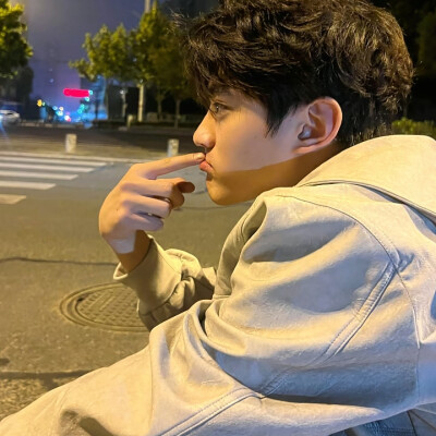 人与人之间是一场仓促的骤雨 很久以后还是划在玻璃上的雨痕