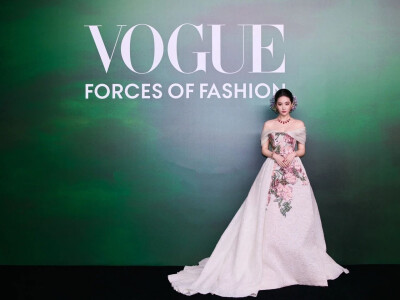 刘亦菲压轴出场VOGUE二十周年盛会